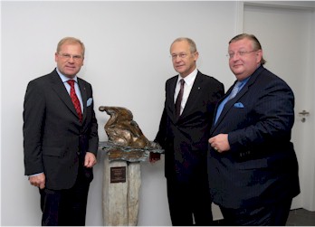 Der Unthüllung der Skulptur Der Wind, von links nach rechts: C.D. Wulf, I. Holzinger und J.M.H.J. Keizer